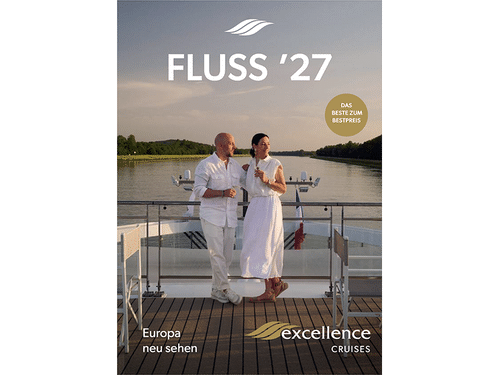 Zwei Personen auf einem Kreuzfahrtschiffdeck mit Flusslandschaft im Hintergrund.