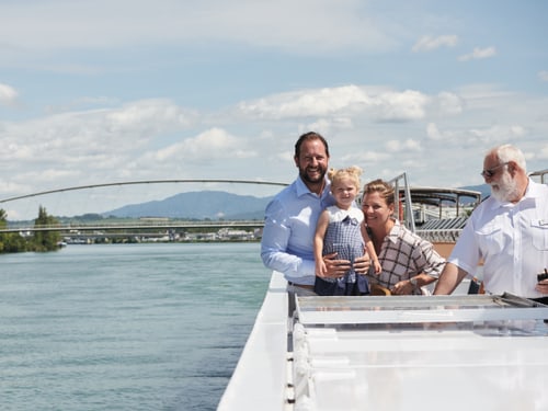 Karim, Andrea und Leyla Twerenbold mit einer weiteren Person auf dem Sonnendeck der Excellence Baronesse.