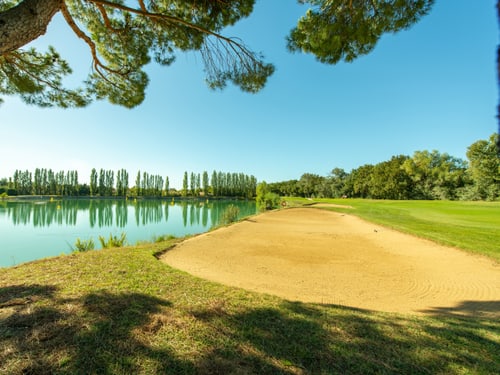 Sandbunker und ruhiger Wasserpool auf dem Golfplatz Grand Avignon in Vedène bei Avignon.