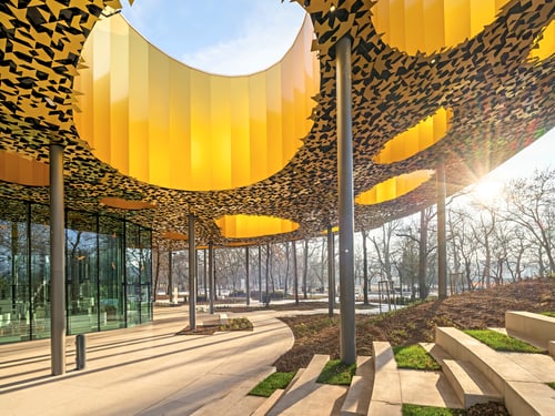 Moderne Architektur mit gelbem Dach und Sonnenlicht.