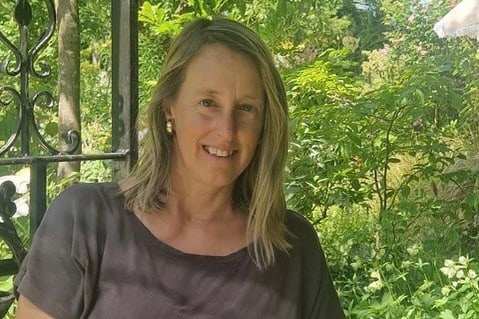 das-roemische-erbe-an-den-ufern-der-rhone-1.jpg Person in grauem Oberteil im Garten sitzend.