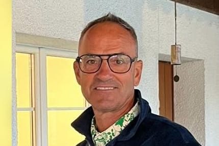 grand-golf-cruise-basel-amsterdam-1.jpg Mann mit Brille in einem Raum mit Fenster.