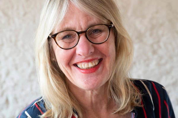 in-frankreichs-wilden-sueden-1.jpg Frau mit Brille lächelt in die Kamera.