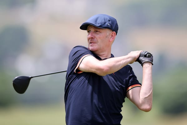 Mann schwingt Golfschläger auf dem Golfplatz.