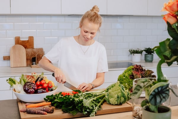 die-donau-inspirierend-gesund-und-fit-1.jpg Frau schneidet Gemüse in moderner Küche.