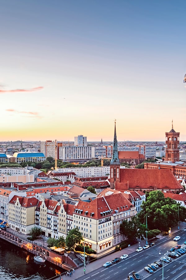 Berlin Stadtansicht bei Sonnenuntergang mit Fernsehturm und Spree.