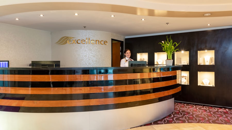 Hotelrezeption mit lächelnder Empfangsdame.