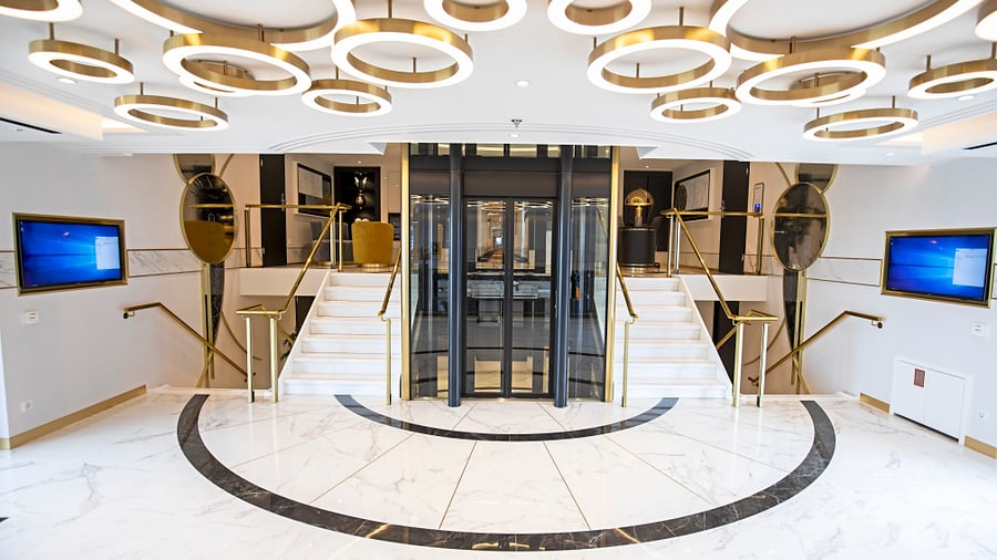 Elegante Lobby mit Wendeltreppen und modernem Design.