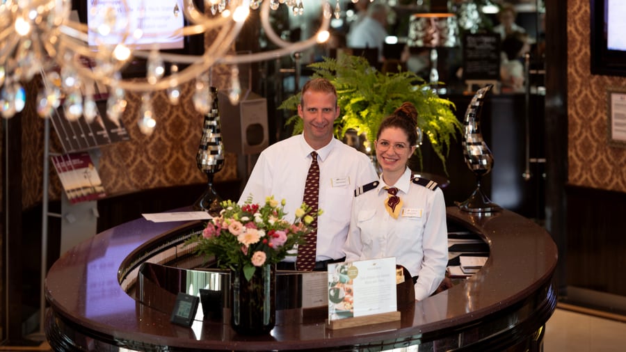 Zwei Hotelmitarbeiter an der Rezeption.