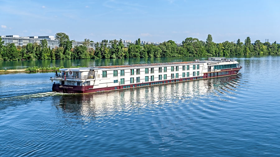 Flusskreuzfahrtschiff auf einem breiten Fluss.