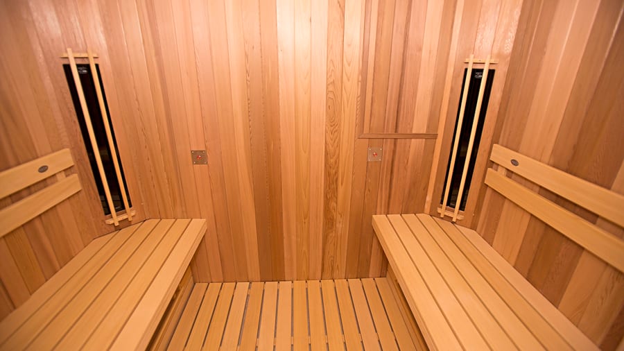 Holzsauna mit Bänken innenansicht.