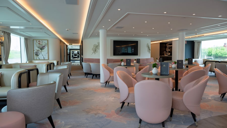 Elegante Lounge mit pastellfarbenen Sesseln und dekorativen Elementen.
