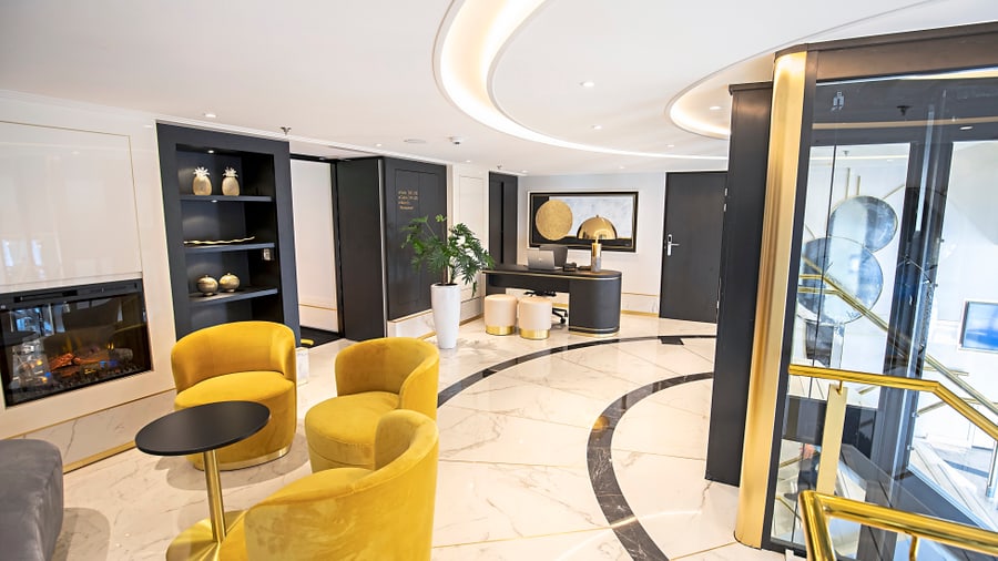 Elegantes Hotellobby-Interieur mit gelben Stühlen.