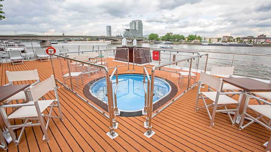 Whirlpool auf einem Flussbootdeck mit Flussblick.