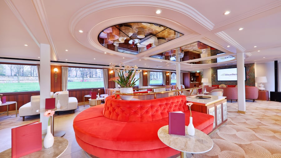 Modernes, elegantes Lounge-Interieur mit rotem Sofa.