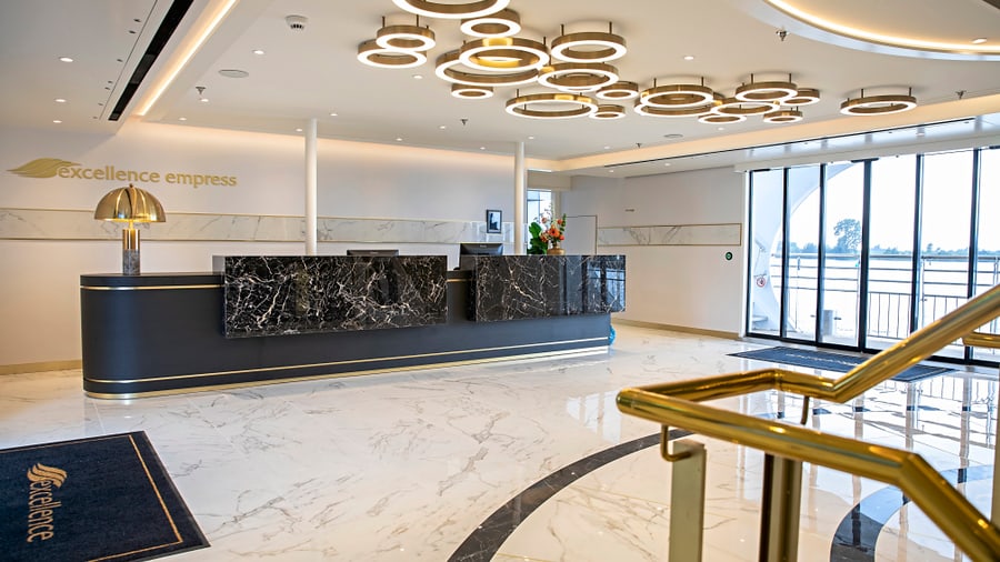 Elegante Hotellobby mit Rezeption und modernen Lampen.