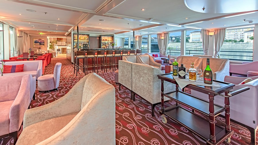 Elegante Lounge mit Bar auf einem Schiff, Blick auf den Fluss.