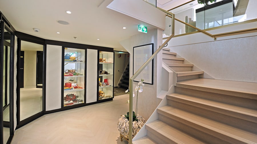 Moderne Treppe in elegantem Innenbereich.