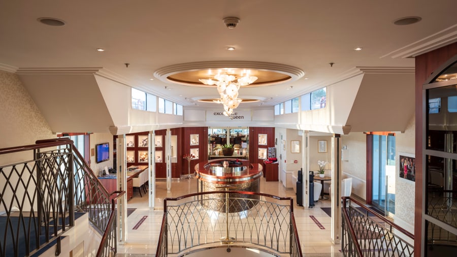 Elegante Hotellobby mit Kronleuchter und Treppen.