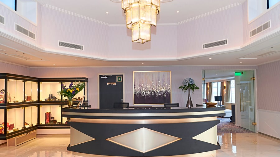Elegante Hotelrezeption mit Kronleuchter.