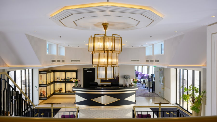 Elegante Hotellobby mit grossem Kronleuchter und Rezeption.