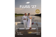 Zwei Personen auf einem Kreuzfahrtschiffdeck mit Flusslandschaft im Hintergrund.