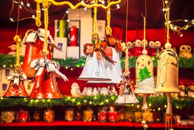 adventsflusszauber-main-7.jpg Weihnachtsdekoration mit glitzernden Glocken und Kerzen.