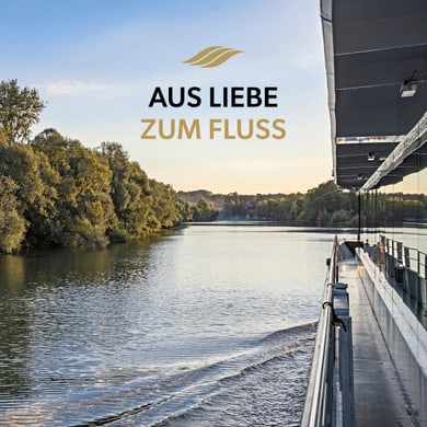 Flusslandschaft mit Bäumen und einem Boot.