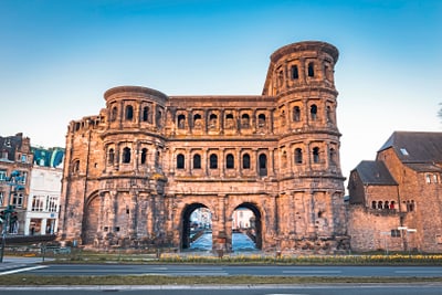 Alte römische Stadtmauer bei Sonnenuntergang.