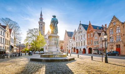 Platz mit Statue und historischen Gebäuden im Hintergrund.