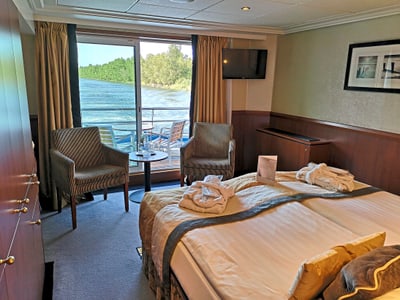 Flussansicht von einem Hotelzimmer mit Balkon.