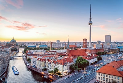 Berlin Stadtansicht bei Sonnenuntergang mit Fernsehturm und Spree.