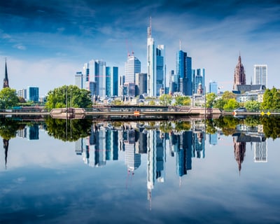 Frankfurter Skyline spiegelt sich im Main.