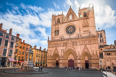 Historische Kathedrale mit Platz und Menschen bei sonnigem Wetter.