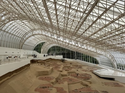 Innenansicht eines archäologischen Museums mit Glasdach.