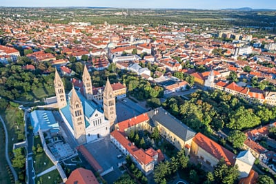 Luftaufnahme der Stadt mit grosser Kathedrale und umliegender Bebauung.