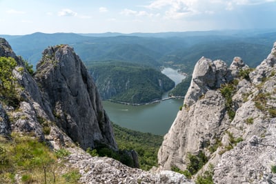 Felsformationen mit Blick auf Fluss und Berge.