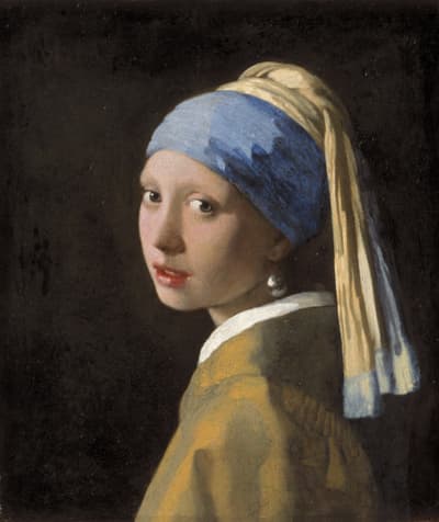Porträt eines Mädchens mit Perlenohrring und blauem Kopftuch.