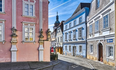 Bunte historische Gebäude in einer engen Gasse.