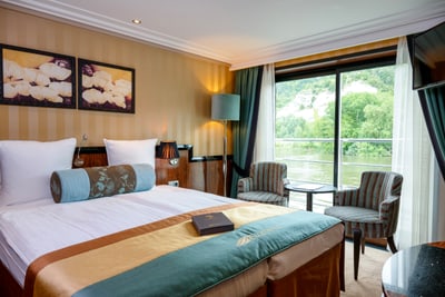 twerenbold_92918.jpg Luxuriöses Hotelzimmer mit Flussblick und Balkon.