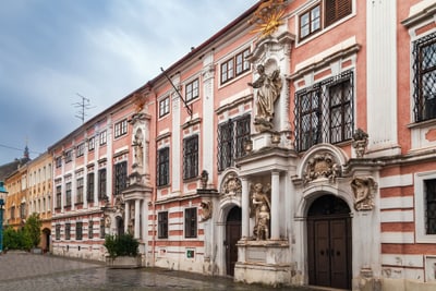 Barockgebäude mit Statuen und verzierten Fassaden.