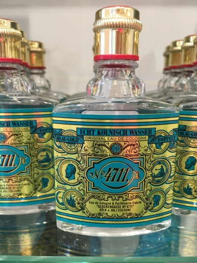Flaschen mit Eau de Cologne auf einem Regal.