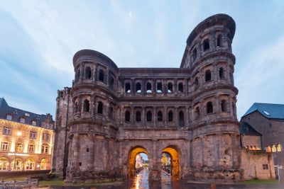 Römisches Stadttor Porta Nigra in Trier bei Abenddämmerung.