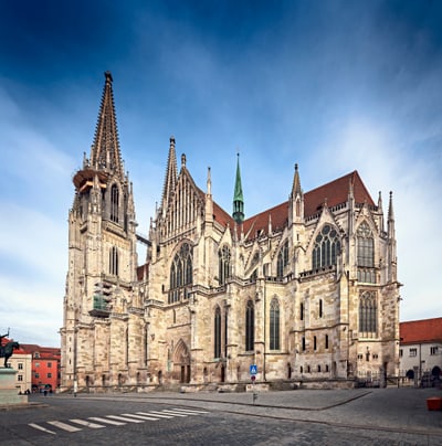 Gotische Kathedrale unter blauem Himmel.