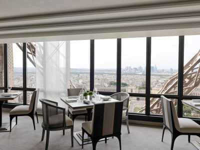 Restaurant mit Blick auf die Stadt und den Eiffelturm.