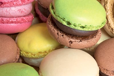 Bunte Macarons stapeln sich übereinander.