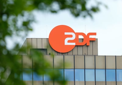 Gebäude mit ZDF-Logo und Bäumen im Vordergrund.
