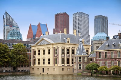 Historisches Gebäude und moderne Wolkenkratzer am Wasser in Den Haag.