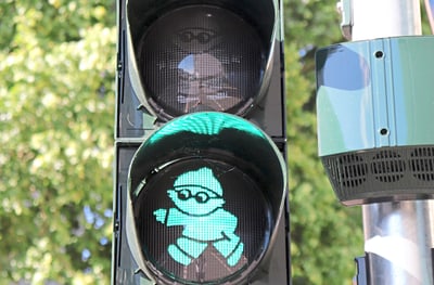 Grüne Ampel mit laufender Figur.