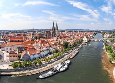 Stadtansicht von Regensburg mit Dom und Donau.